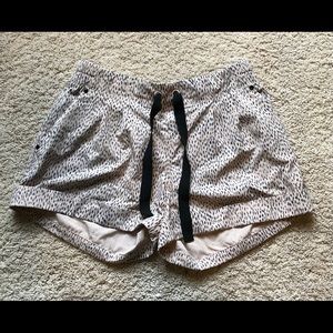 Lululemon Women Shorts - Size 6 (Tag Removed)